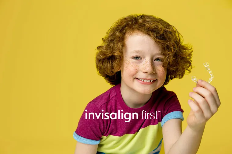 Dziecko trzyma nakładkę Invisalign First