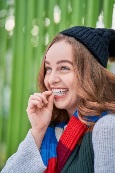 Nastolatka zakłada nakładkę Invisalign Teen